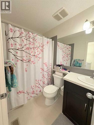 36 Evansborough Common Nw, Calgary, AB - Indoor Photo Showing Bathroom