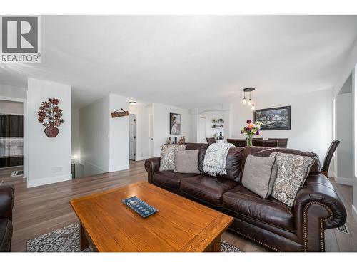 3841 Glen Canyon Drive, West Kelowna, BC - Indoor Photo Showing Living Room