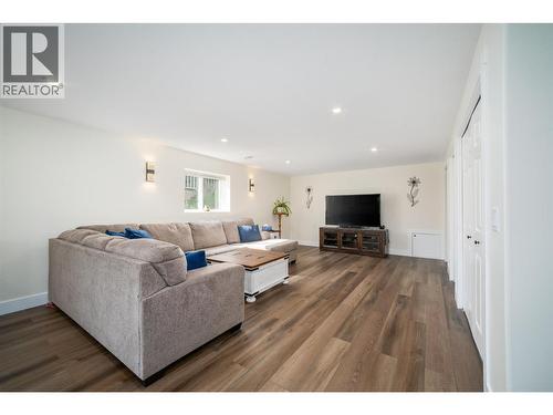3841 Glen Canyon Drive, West Kelowna, BC - Indoor Photo Showing Living Room