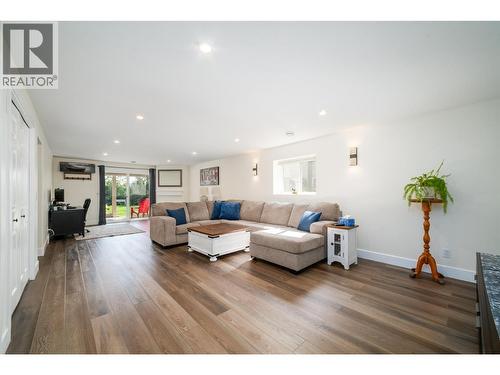 3841 Glen Canyon Drive, West Kelowna, BC - Indoor Photo Showing Living Room