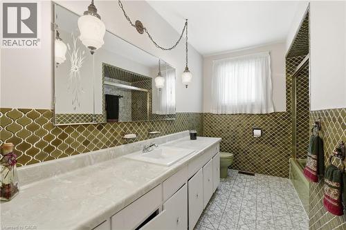 16 Harvard Place, Hamilton, ON - Indoor Photo Showing Bathroom