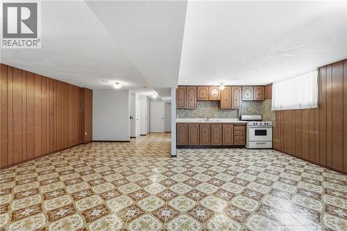 16 Harvard Place, Hamilton, ON - Indoor Photo Showing Kitchen