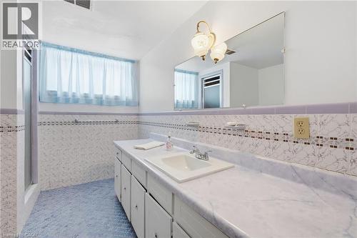 16 Harvard Place, Hamilton, ON - Indoor Photo Showing Bathroom