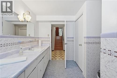 16 Harvard Place, Hamilton, ON - Indoor Photo Showing Bathroom