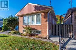18 MARGRATH PLACE  Toronto, ON M9C 4L2