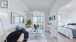 818 - 38 HONEYCRISP CRESCENT  Vaughan, ON L4K 0M7