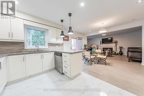 2524 Paula Court, Mississauga, ON - Indoor Photo Showing Kitchen