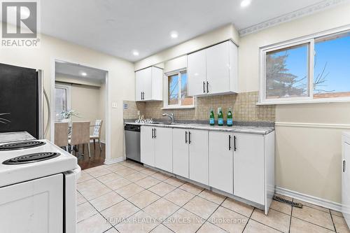 13 Linkdale Road, Brampton, ON - Indoor Photo Showing Kitchen