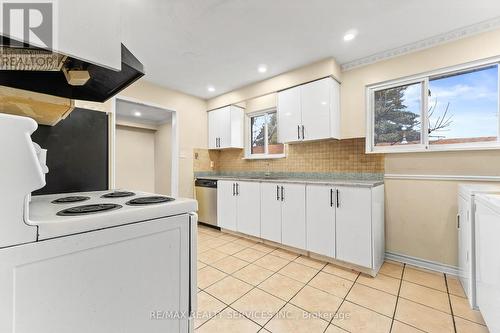 13 Linkdale Road, Brampton, ON - Indoor Photo Showing Kitchen