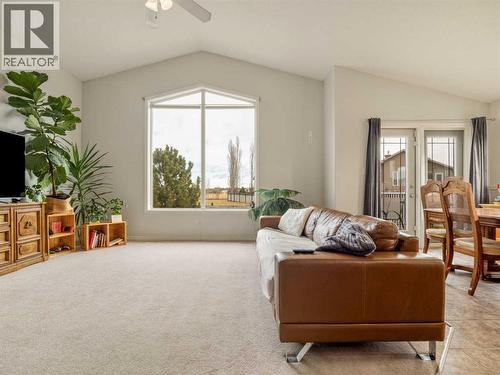 47 Kodiak Boulevard N, Lethbridge, AB - Indoor Photo Showing Living Room