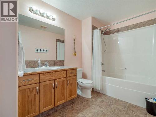 47 Kodiak Boulevard N, Lethbridge, AB - Indoor Photo Showing Bathroom