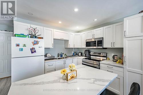 39 Holmes Avenue, Hamilton, ON - Indoor Photo Showing Kitchen