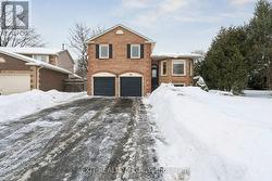 10 EVES COURT  Newmarket, ON L3Y 7P7