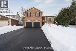 10 EVES COURT  Newmarket, ON L3Y 7P7