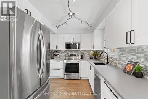 7214 Terragar Boulevard, Mississauga, ON - Indoor Photo Showing Kitchen With Upgraded Kitchen