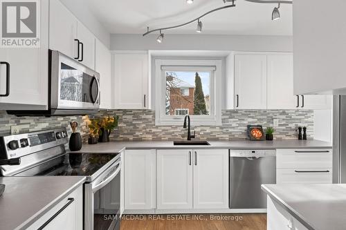 7214 Terragar Boulevard, Mississauga, ON - Indoor Photo Showing Kitchen With Upgraded Kitchen