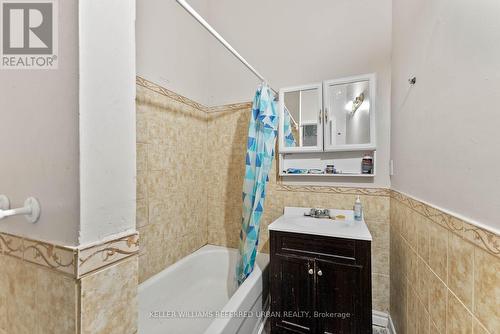 52 Cathcart Street, Hamilton, ON - Indoor Photo Showing Bathroom