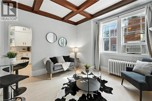 1047 Main Street E, Hamilton, ON - Indoor Photo Showing Living Room