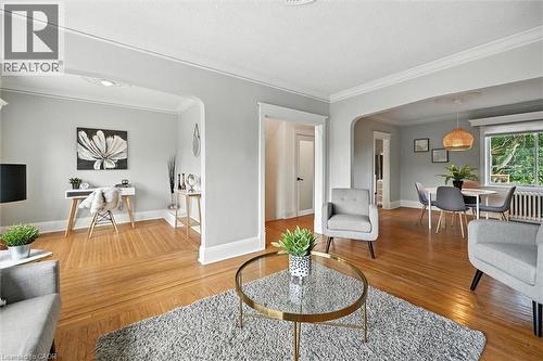 1047 Main Street E, Hamilton, ON - Indoor Photo Showing Living Room