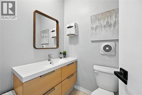 1047 Main Street E, Hamilton, ON - Indoor Photo Showing Bathroom