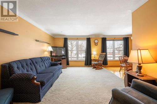 401 Mohawk Road W, Hamilton, ON - Indoor Photo Showing Living Room