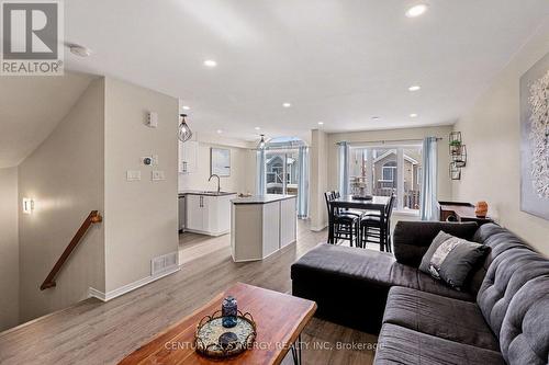 322 Selene Way, Ottawa, ON - Indoor Photo Showing Living Room