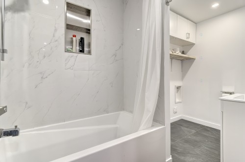 Bathroom - 775Z Rue St-Isidore, Saint-Lin/Laurentides, QC - Indoor Photo Showing Bathroom