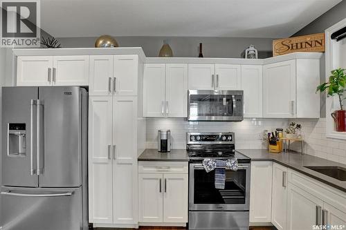 25 Hudson Drive, Pilot Butte, SK - Indoor Photo Showing Kitchen With Upgraded Kitchen