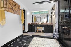 MAIN BATH WITH ENSUITE PRIVELEGE - 