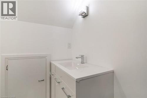 367 Hillside Avenue, Hamilton, ON - Indoor Photo Showing Bathroom