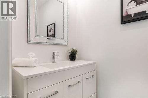 367 Hillside Avenue, Hamilton, ON - Indoor Photo Showing Bathroom