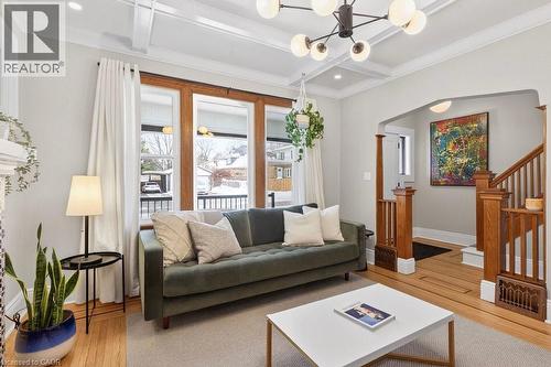 108 Rosslyn Avenue S, Hamilton, ON - Indoor Photo Showing Living Room