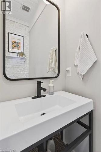 108 Rosslyn Avenue S, Hamilton, ON - Indoor Photo Showing Bathroom