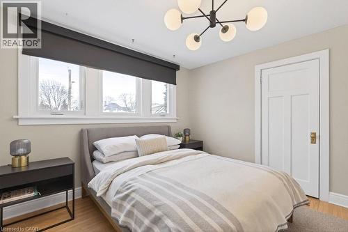 108 Rosslyn Avenue S, Hamilton, ON - Indoor Photo Showing Bedroom