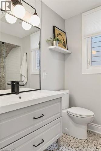 108 Rosslyn Avenue S, Hamilton, ON - Indoor Photo Showing Bathroom
