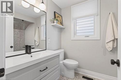 108 Rosslyn Avenue S, Hamilton, ON - Indoor Photo Showing Bathroom