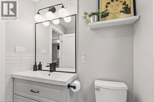 108 Rosslyn Avenue S, Hamilton, ON - Indoor Photo Showing Bathroom