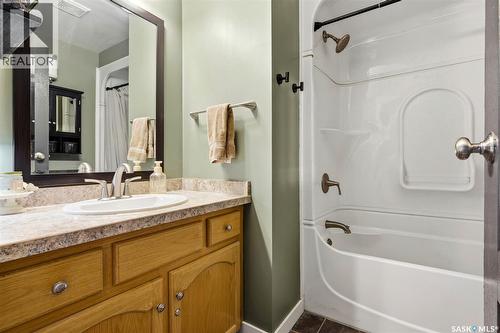 207 Paynter Crescent, Regina, SK - Indoor Photo Showing Bathroom