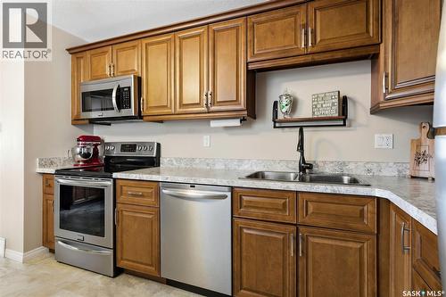207 Paynter Crescent, Regina, SK - Indoor Photo Showing Kitchen With Double Sink