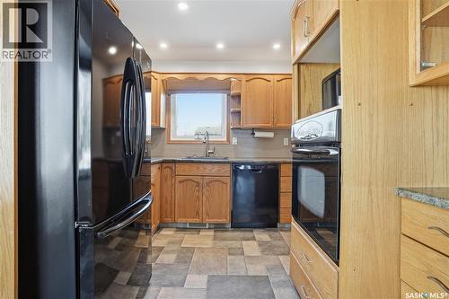 39 Peart Crescent, Regina, SK - Indoor Photo Showing Kitchen