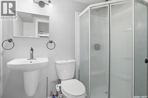 39 Peart Crescent, Regina, SK - Indoor Photo Showing Bathroom