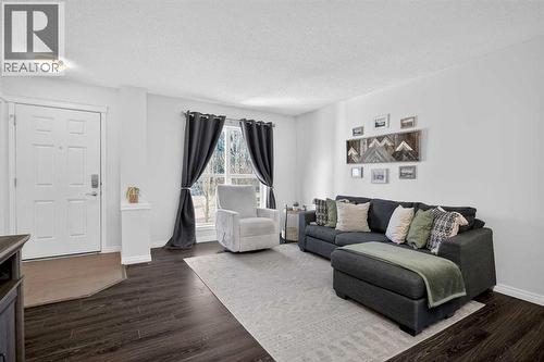61 Auburn Meadows View Se, Calgary, AB - Indoor Photo Showing Living Room