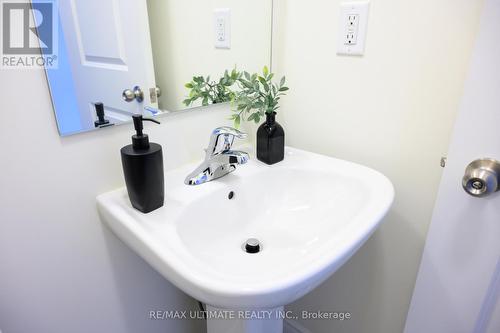 16 Singhampton Road, Vaughan, ON - Indoor Photo Showing Bathroom