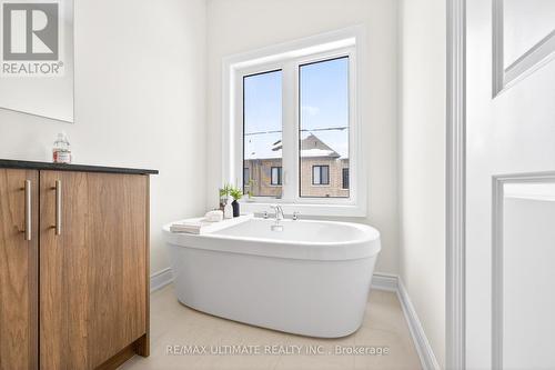 16 Singhampton Road, Vaughan, ON - Indoor Photo Showing Bathroom