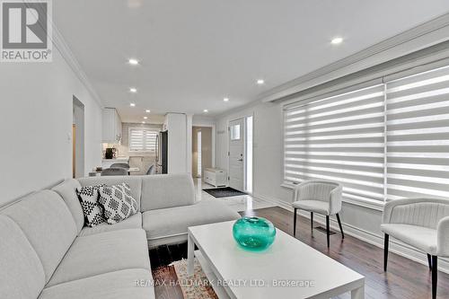 13 Patrick Drive, Aurora, ON - Indoor Photo Showing Living Room