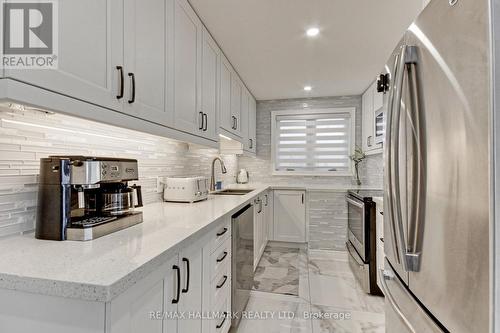 13 Patrick Drive, Aurora, ON - Indoor Photo Showing Kitchen With Upgraded Kitchen