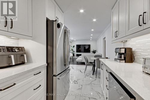 13 Patrick Drive, Aurora, ON - Indoor Photo Showing Kitchen With Upgraded Kitchen