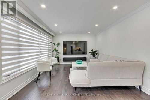 13 Patrick Drive, Aurora, ON - Indoor Photo Showing Living Room
