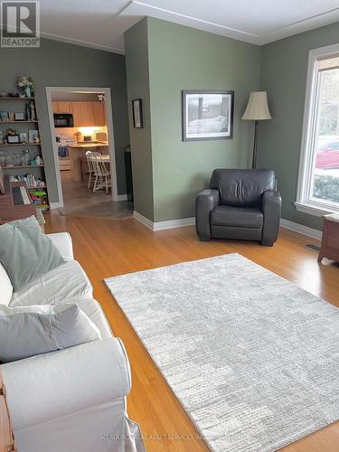 4113 Aberdeen Road, Lincoln, ON - Indoor Photo Showing Living Room