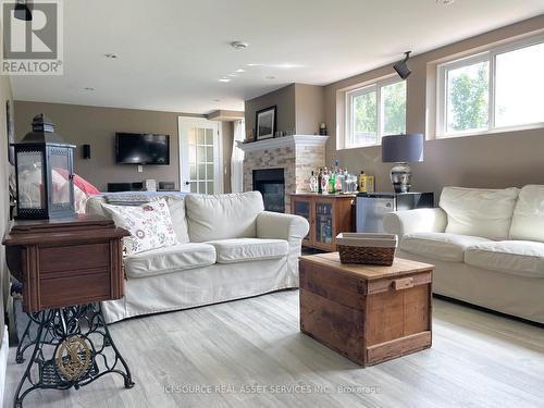 4113 Aberdeen Road, Lincoln, ON - Indoor Photo Showing Living Room With Fireplace